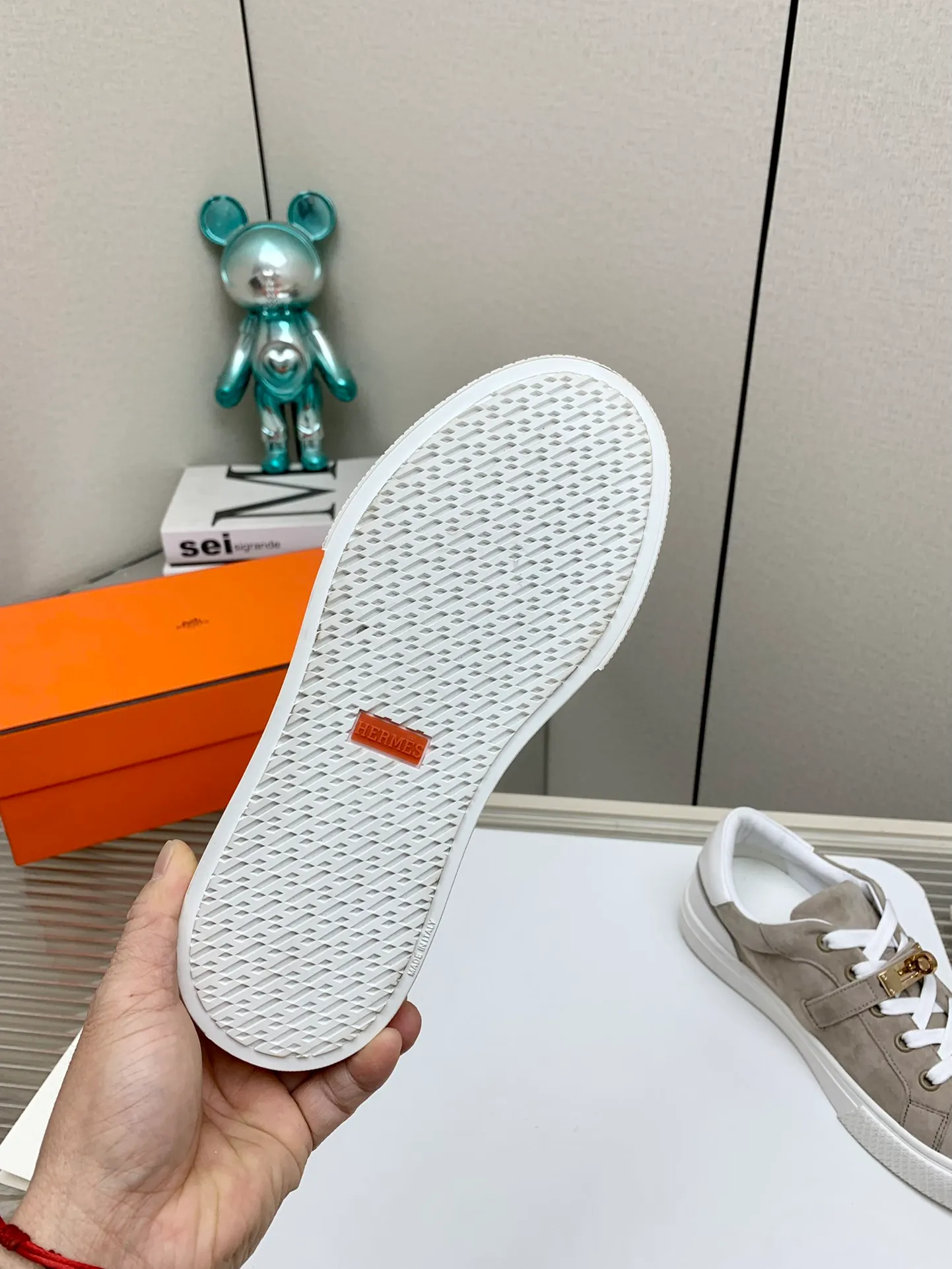 👟👟Ex-factory price 660👟👟 Men's style ➕10 (high version) Hermes classic couple model #𝐊𝐞𝐥𝐥𝐲 buckle casual white skate shoes, which will not conflict with shoes at all. Full of unknowns, Hermès rarely produces flat casual shoes and they are paired with classic palladium-plated Kelly shoe buckles! You'll fall in love with it at first sight. It's super versatile and can be worn with any skirt or pants. 🉑️Looking in with your eyes closed, it looks super noble. Fabric: Specific cowhide/canvas material. Lining: Sheepskin lining. Outsole: Original molded TPU outsole. Size: 35-45.